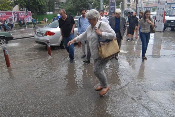 İzmir'de sağanak etkili oldu