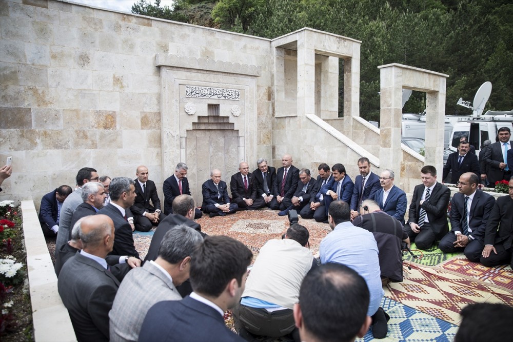 Bahçeli ve MHP'liler topluca dua etti
