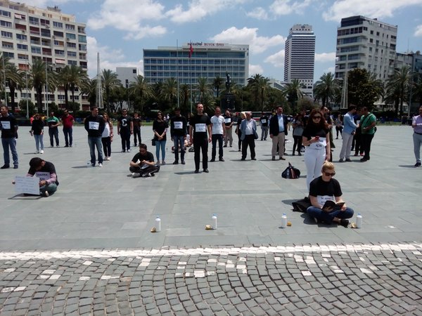 CHP İzmir'den 'Duran Adam' eylemi
