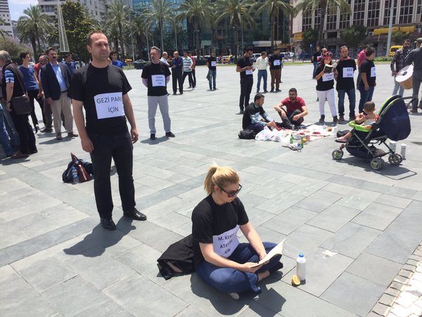 CHP İzmir'den 'Duran Adam' eylemi