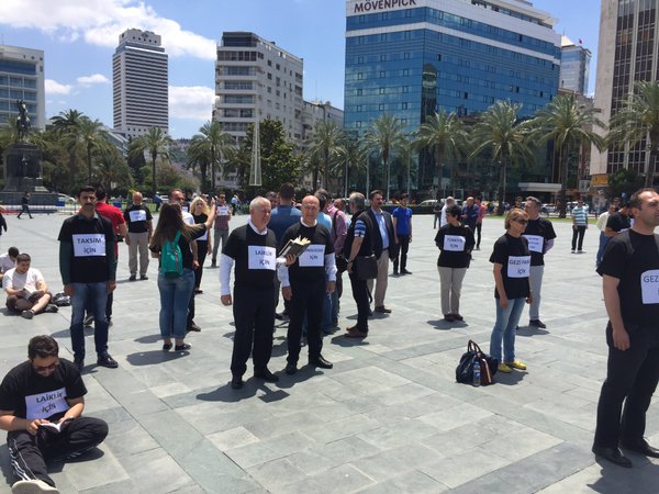 CHP İzmir'den 'Duran Adam' eylemi