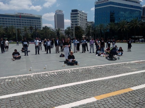CHP İzmir'den 'Duran Adam' eylemi