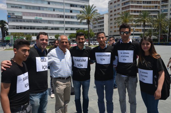 CHP İzmir'den 'Duran Adam' eylemi