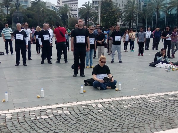 CHP İzmir'den 'Duran Adam' eylemi