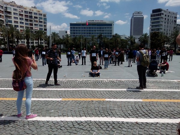 CHP İzmir'den 'Duran Adam' eylemi