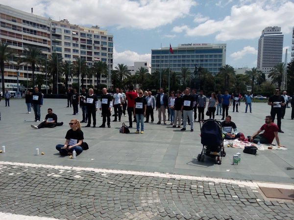CHP İzmir'den 'Duran Adam' eylemi