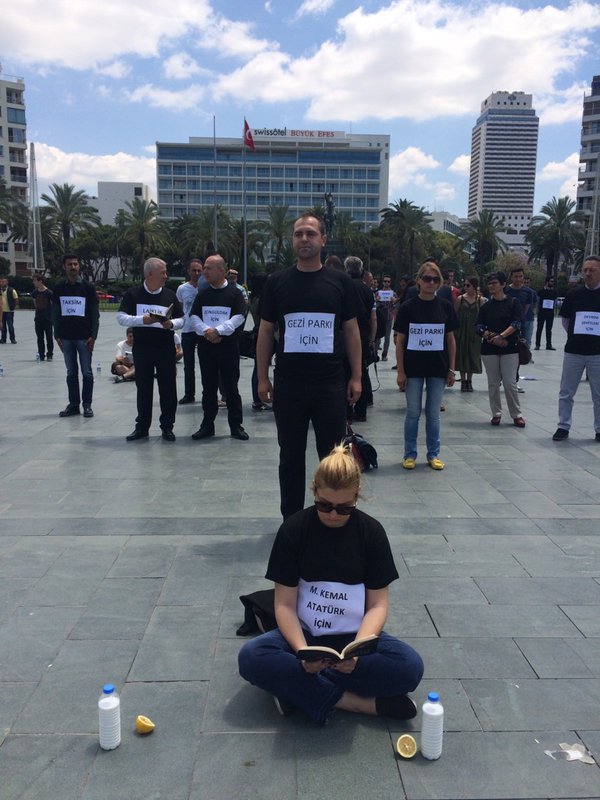 CHP İzmir'den 'Duran Adam' eylemi