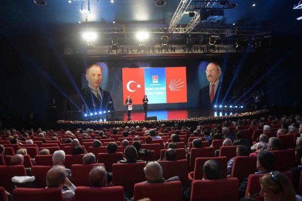 CHP lideri İstanbul'da muhtarlarla buluştu