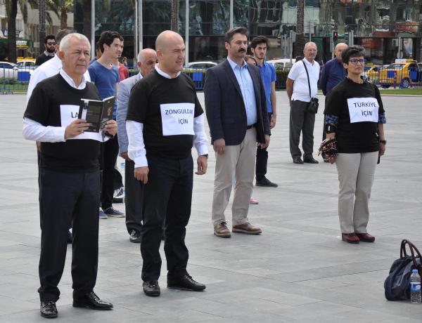 CHP İzmir'den 'Duran Adam' eylemi