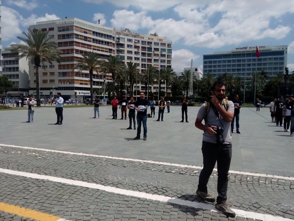 CHP İzmir'den 'Duran Adam' eylemi