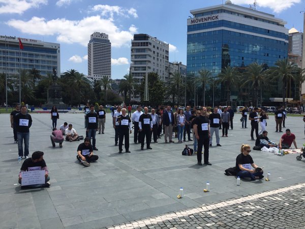 CHP İzmir'den 'Duran Adam' eylemi