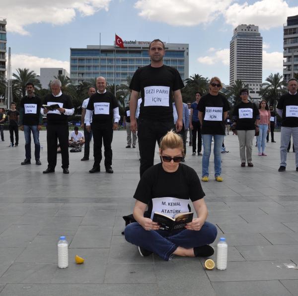 CHP İzmir'den 'Duran Adam' eylemi