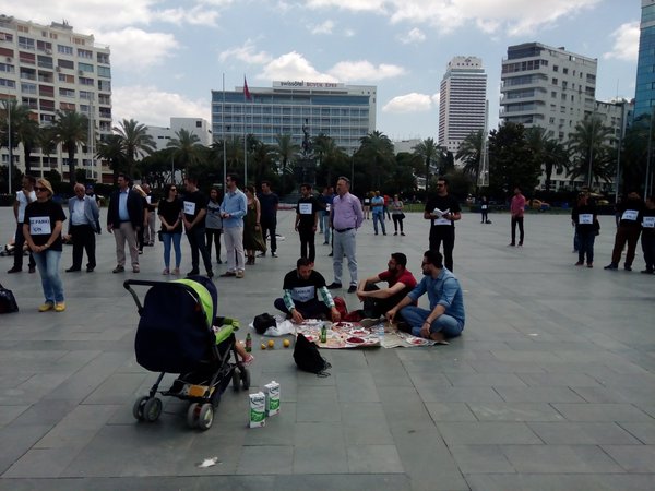 CHP İzmir'den 'Duran Adam' eylemi