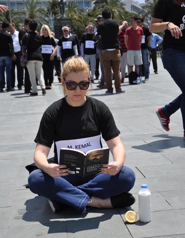 CHP İzmir'den 'Duran Adam' eylemi