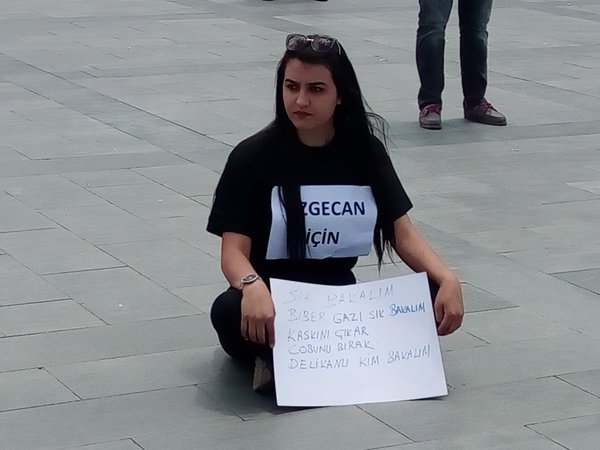 CHP İzmir'den 'Duran Adam' eylemi