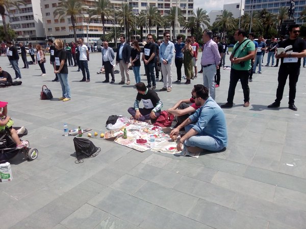 CHP İzmir'den 'Duran Adam' eylemi