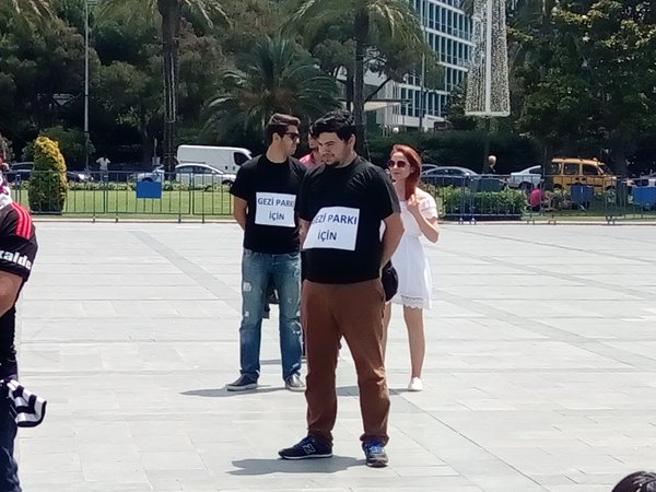 CHP İzmir'den 'Duran Adam' eylemi