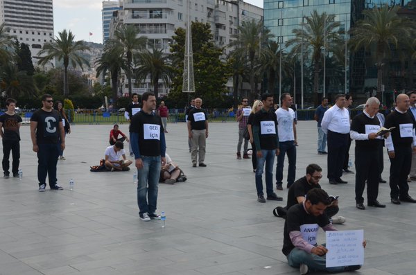 CHP İzmir'den 'Duran Adam' eylemi