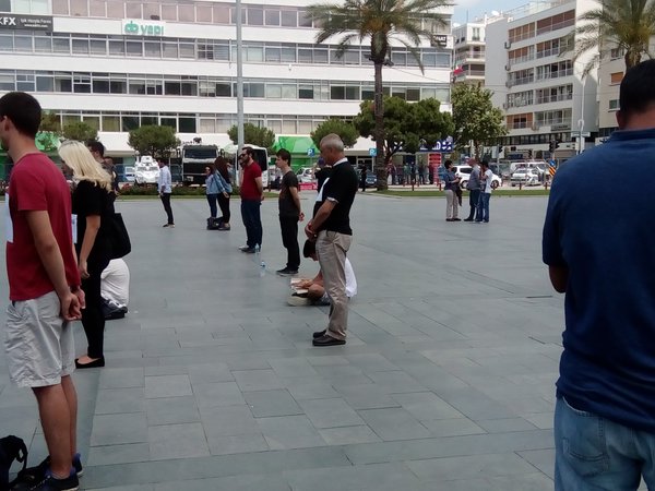 CHP İzmir'den 'Duran Adam' eylemi