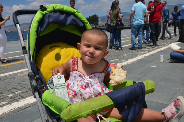 CHP İzmir'den 'Duran Adam' eylemi