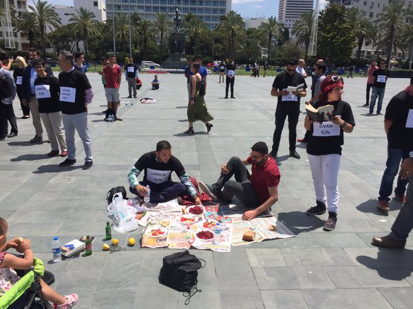 CHP İzmir'den 'Duran Adam' eylemi
