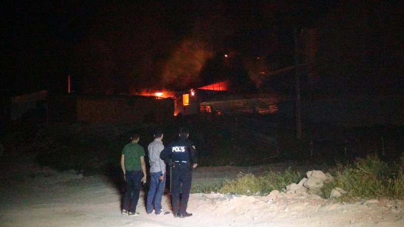 'Bayrak yakıldı' iddiasıyla bir ilçe ayağa kalktı