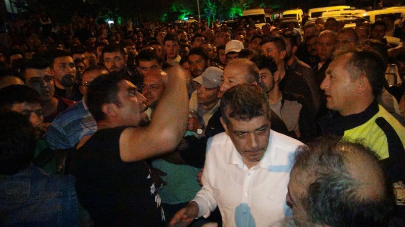 'Bayrak yakıldı' iddiasıyla bir ilçe ayağa kalktı