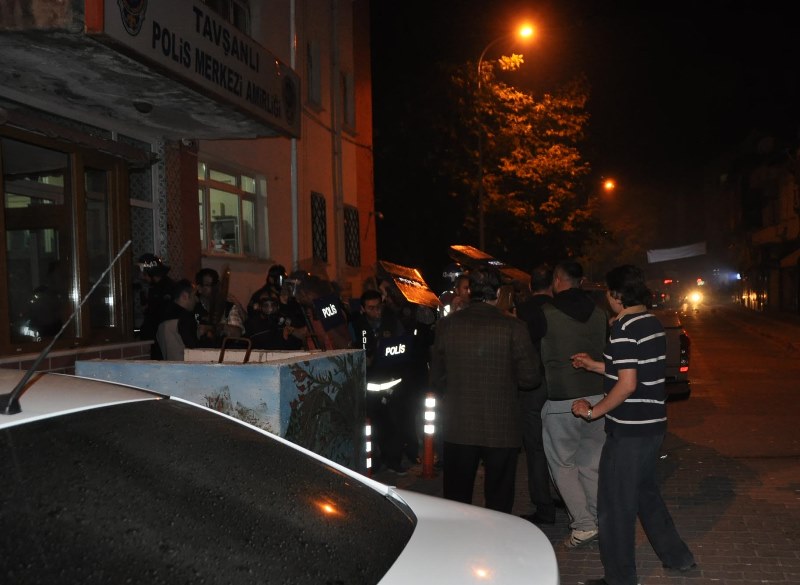 'Bayrak yakıldı' iddiasıyla bir ilçe ayağa kalktı