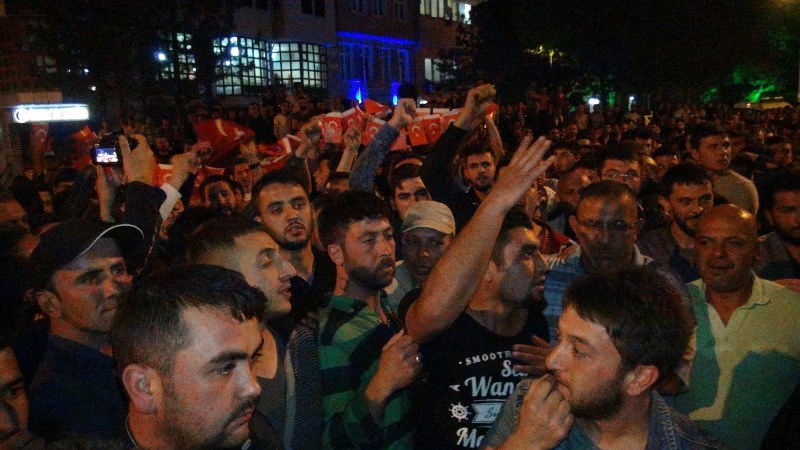 'Bayrak yakıldı' iddiasıyla bir ilçe ayağa kalktı