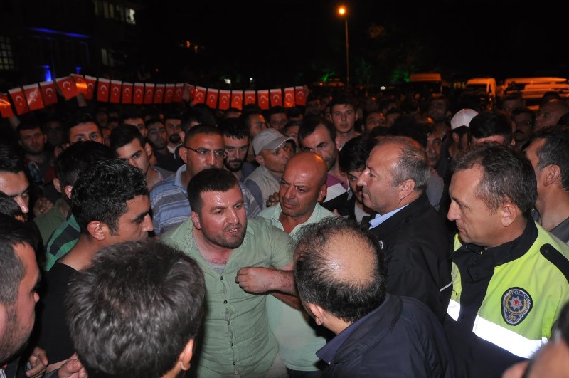 'Bayrak yakıldı' iddiasıyla bir ilçe ayağa kalktı