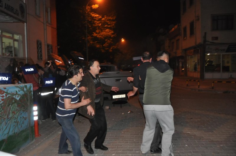 'Bayrak yakıldı' iddiasıyla bir ilçe ayağa kalktı