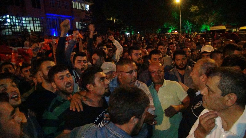 'Bayrak yakıldı' iddiasıyla bir ilçe ayağa kalktı