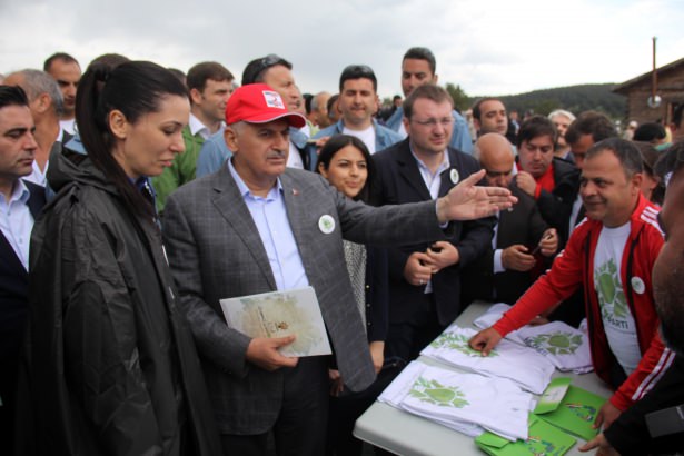 Yıldırım yağmurun altında doğa yürüyüşünde