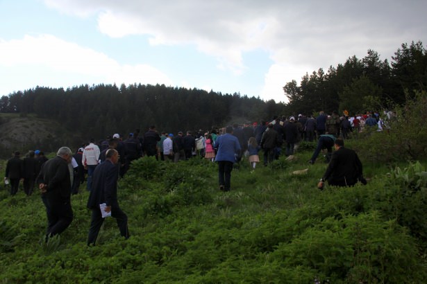 Yıldırım yağmurun altında doğa yürüyüşünde