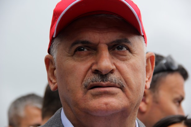 Yıldırım yağmurun altında doğa yürüyüşünde