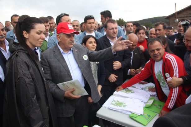 Yıldırım yağmurun altında doğa yürüyüşünde