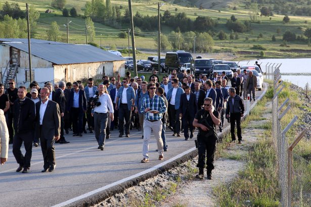 Yıldırım yağmurun altında doğa yürüyüşünde