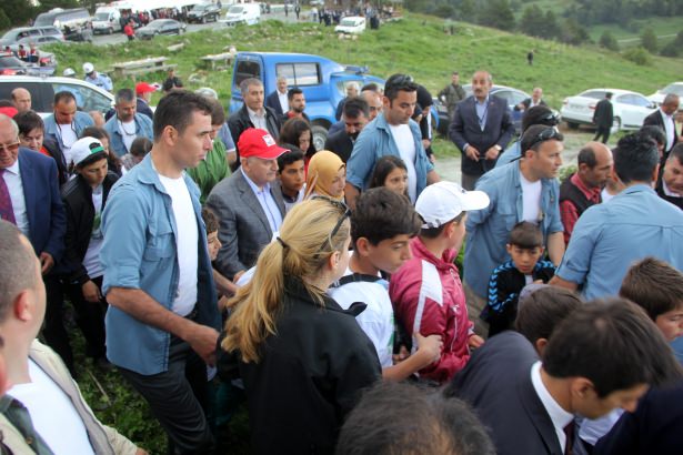 Yıldırım yağmurun altında doğa yürüyüşünde