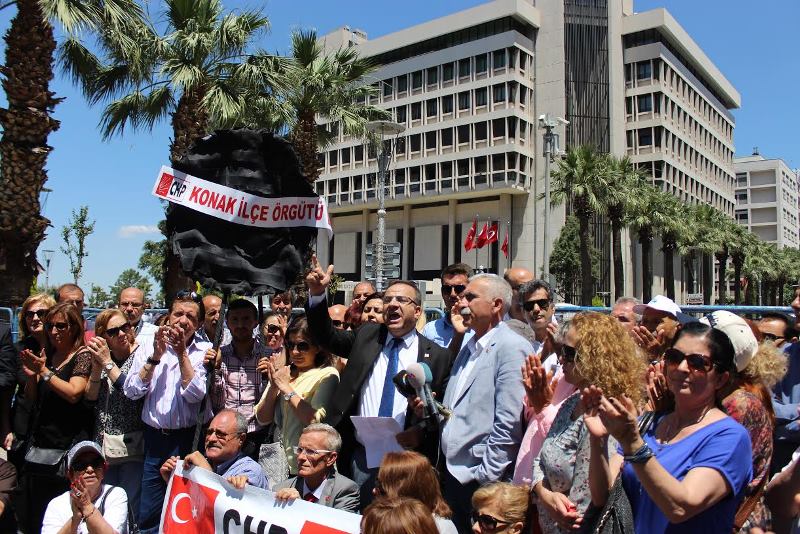 İzmir'de siyah çelenk bırakma krizi