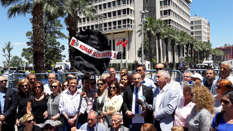 İzmir'de siyah çelenk bırakma krizi