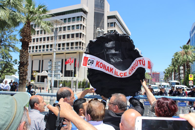 İzmir'de siyah çelenk bırakma krizi