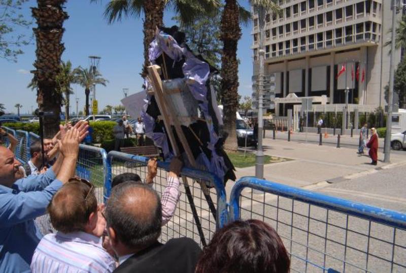 İzmir'de siyah çelenk bırakma krizi