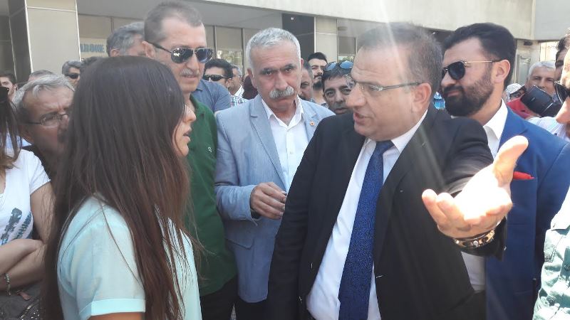 İzmir'de siyah çelenk bırakma krizi