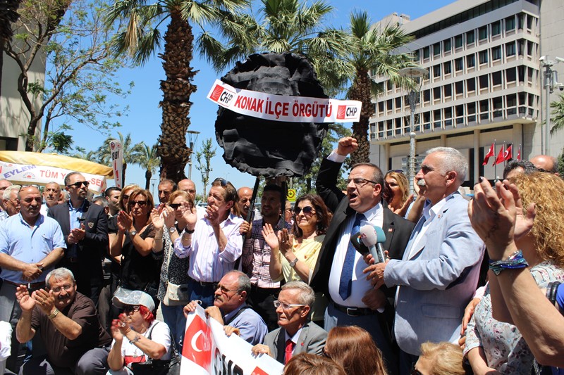 İzmir'de siyah çelenk bırakma krizi
