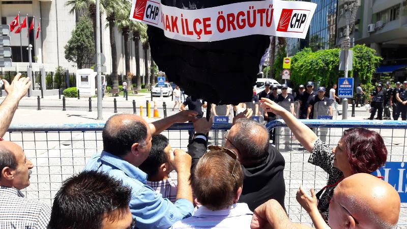İzmir'de siyah çelenk bırakma krizi