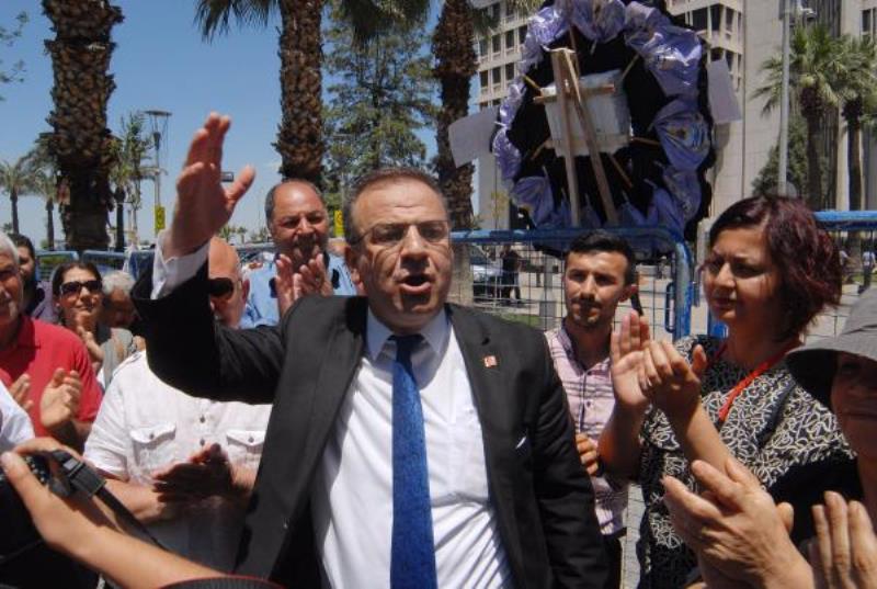 İzmir'de siyah çelenk bırakma krizi