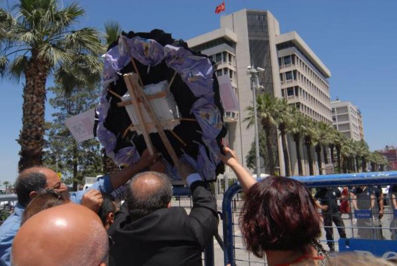 İzmir'de siyah çelenk bırakma krizi