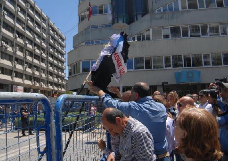 İzmir'de siyah çelenk bırakma krizi