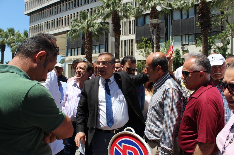 İzmir'de siyah çelenk bırakma krizi