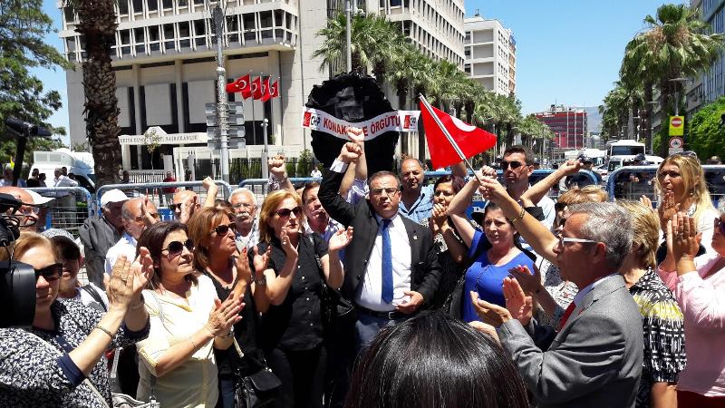İzmir'de siyah çelenk bırakma krizi